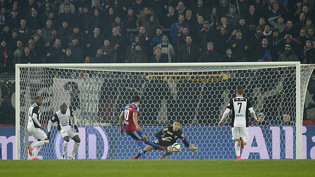 Der Basler Matias Emilio Delgado, Mitte links, erzielt das 5:0 gegen Aarauer Toerhueter Joel Mall, MItte rechts, im Fussball Meisterschaftsspiel der Super League zwischen dem FC Basel und dem FC Aarau im Stadion St. Jakob-Park in Basel, am Samstag, 4. Maerz 2015. (KEYSTONE/Georgios Kefalas)