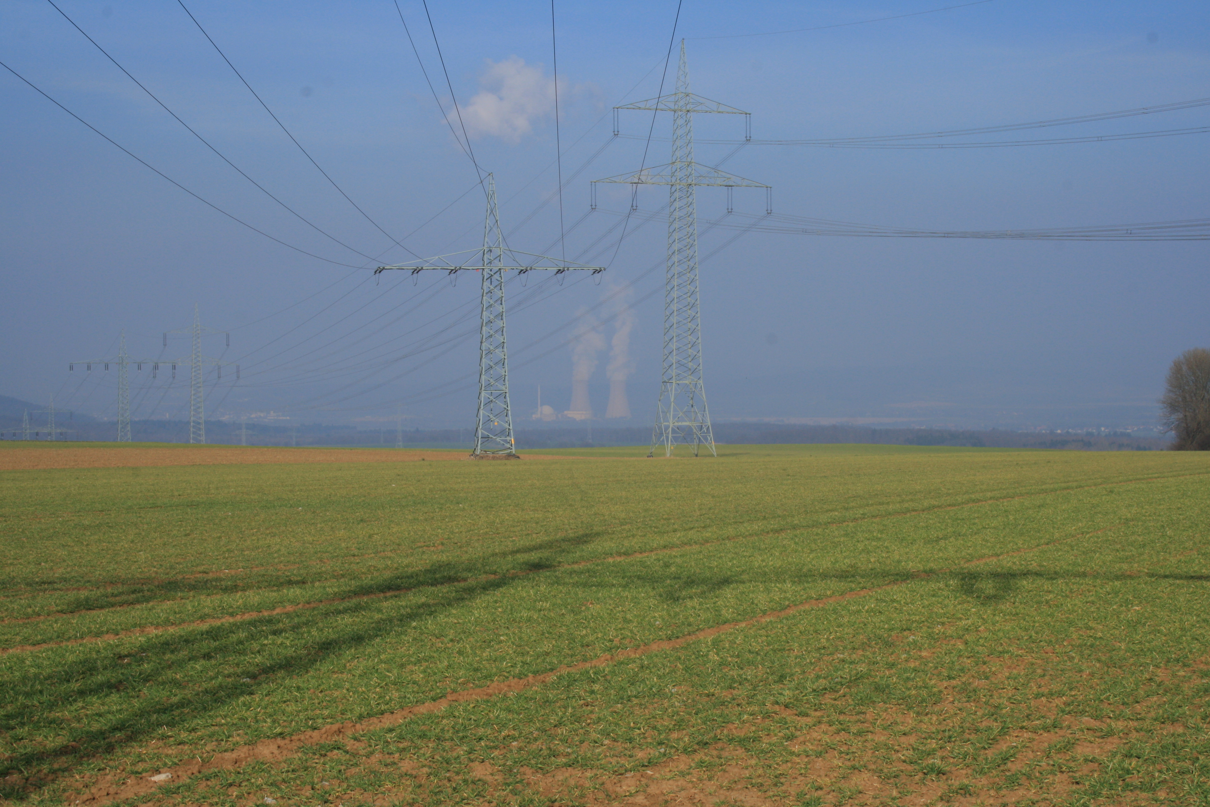 «Monstertrassen» werden sie im Hinterland genannt: Die Freilandleitungen für die Stromversorgung mit Energie aus den Windparks der Nordsee.