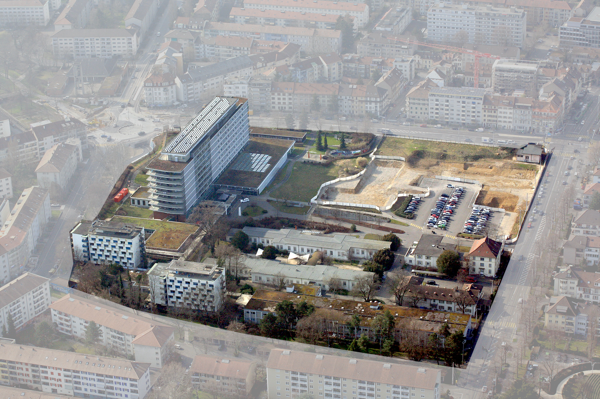 Vogelperspektive: Auf dem Felix-Platter-Areal gibt es ab 2019 mächtig viel Platz für neue Wohnungen. Dann soll das neue Spitalgebäude (Baustelle oben rechts) in Betrieb genommen werden.