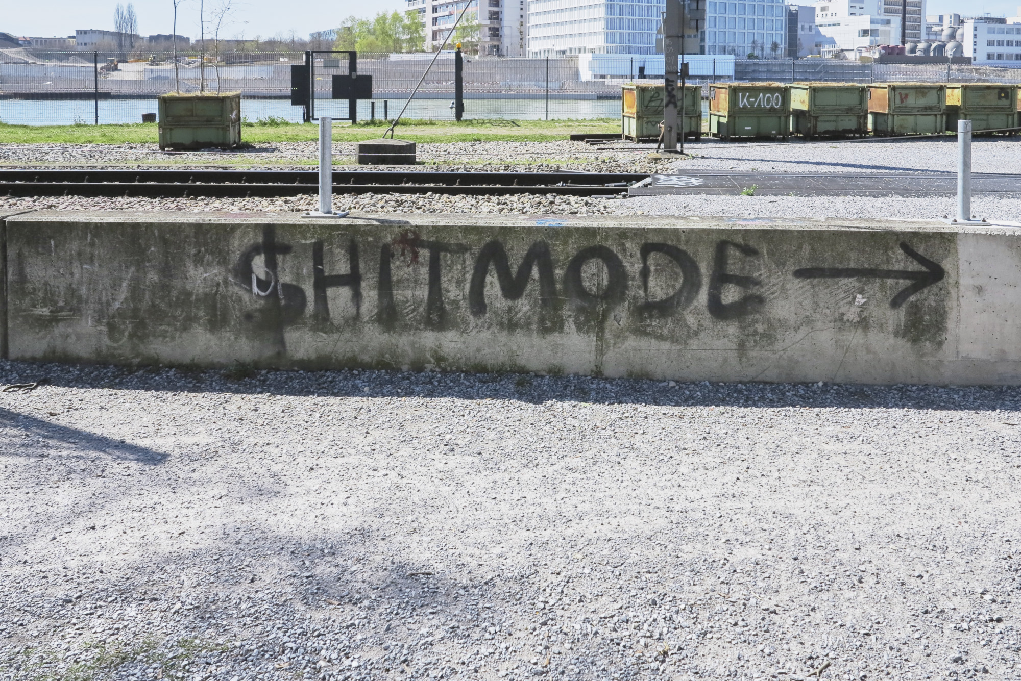 Wenn man das Gelände betritt, sticht einem die Verballhornung «Shit Mode» ins Auge.