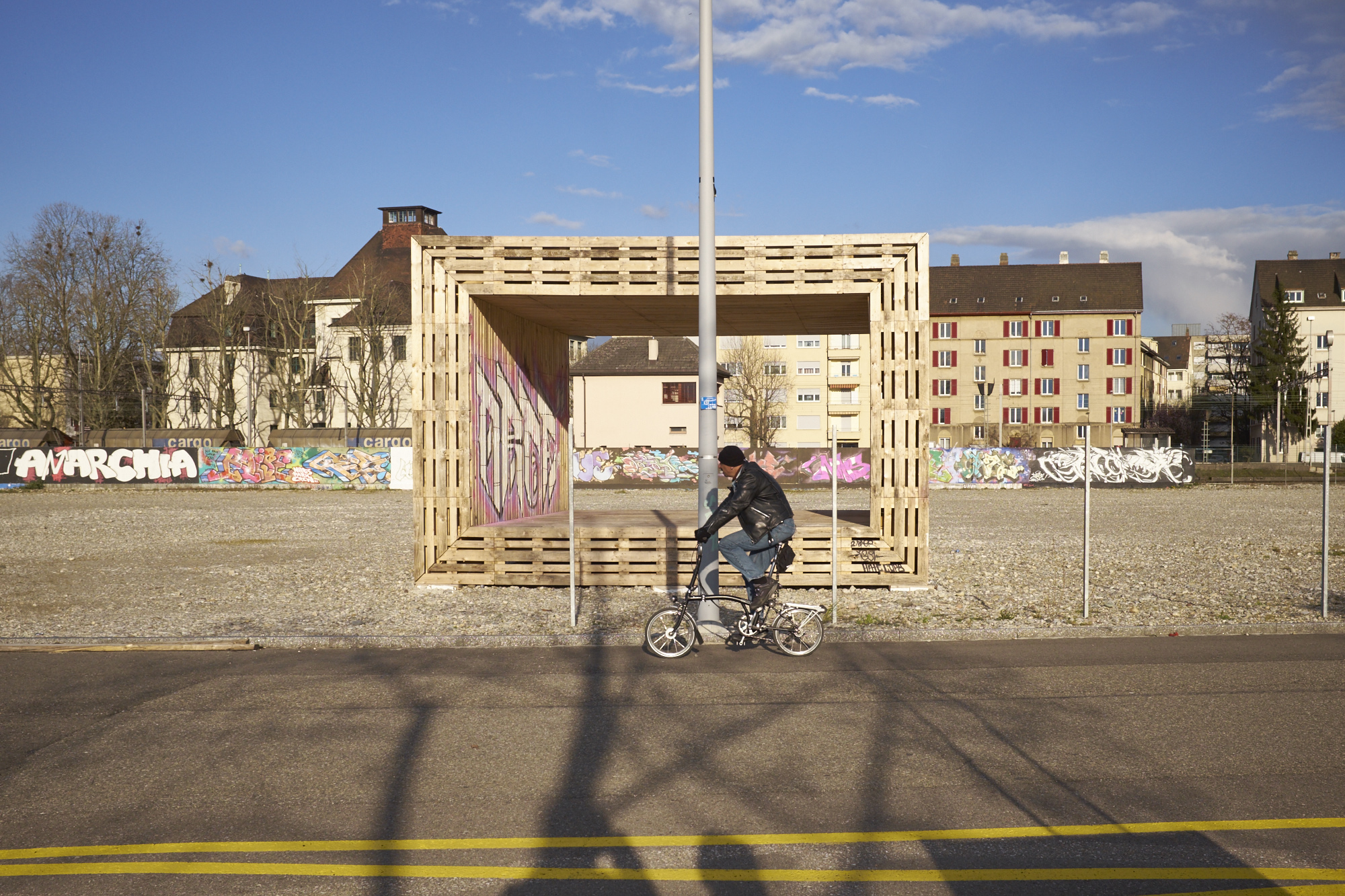 Ein Holzkubus symbolisiert das Projekt des Vereins Shift Mode und der Kunstmesse Scope auf dem ehemaligen Migrol-Areal, das im Sommer gebaut werden soll.