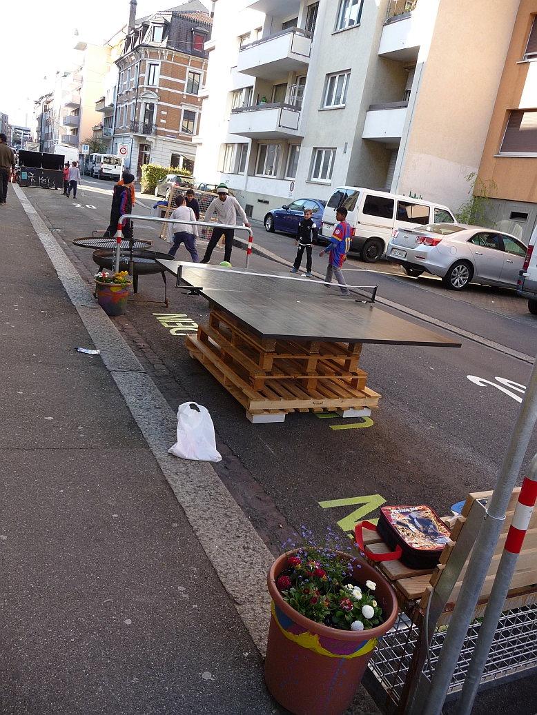 Mit Pingpong-Tisch, Feuerschale und Blumentöpfen kommt Leben in die «Spielstrasse».
