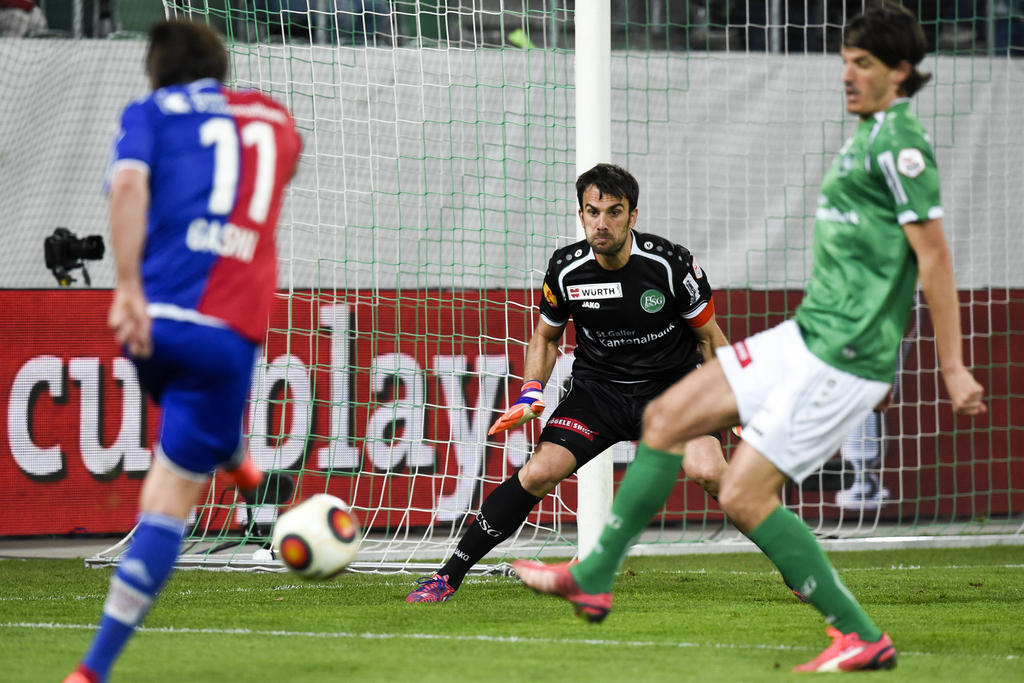 Shkelzen Gashi, von Basel, bezwingt die St. Galler mit Torhueter Daniel Lopar und Daniele Russo zum 3:0, im Halbfinal des Schweizer Fussball Cup, zwischen dem FC St. Gallen und dem FC Basel, am Mittwoch, 8. April 2015, in der AFG Arena in St. Gallen. (KEYSTONE/Gian Ehrenzeller)