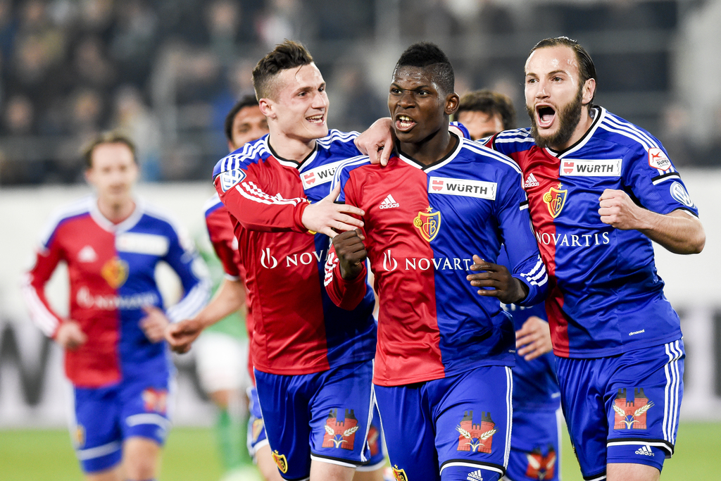 Taulant Xhaka, Breel Embolo, und 0:1 Torschuetze Shkelzen Gashi von Basel, von links, jubeln nach Gashi's Treffer, im Halbfinal des Schweizer Fussball Cup, zwischen dem FC St. Gallen und dem FC Basel, am Mittwoch, 8. April 2015, in der AFG Arena in St. Gallen. (KEYSTONE/Gian Ehrenzeller)