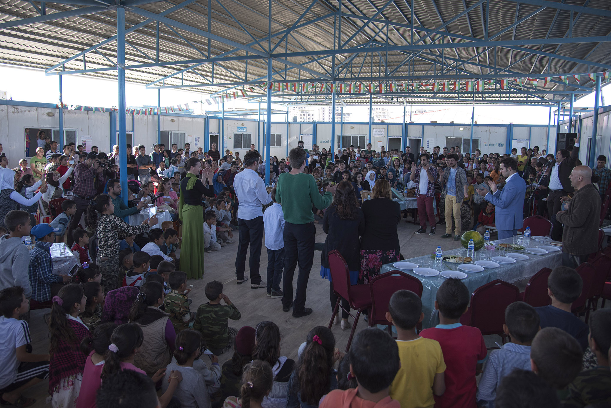 Volles Haus, im wahrsten Sinne des Wortes: Aufführung in im Domiz Flüchtlingslager.