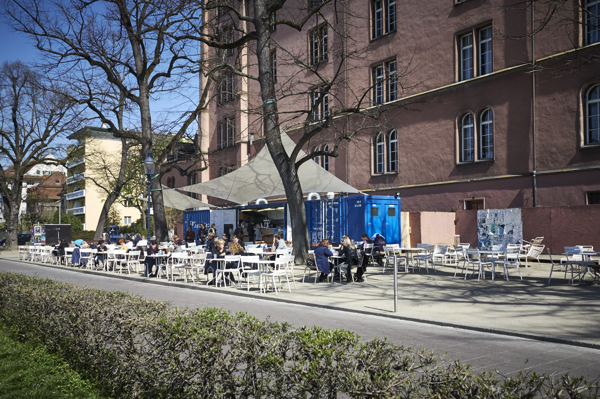 Noch nicht ganz Sommer, aber schön ist es trotzdem an der Kasernen-Buvette.