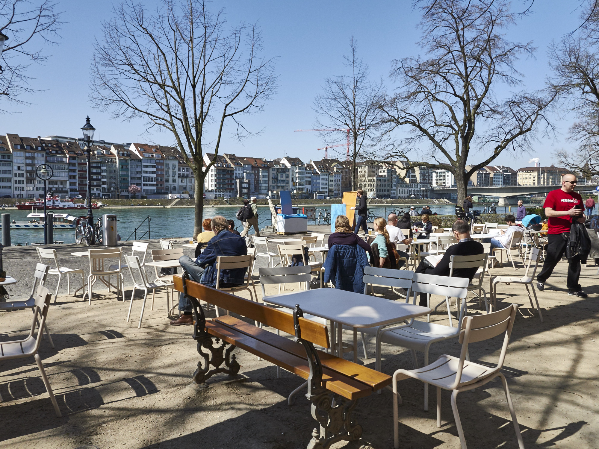 Freie Sicht aufs Grossbasel: Dieser Tage ist der Blick von einer Buvette über den Rhein wunderbar.