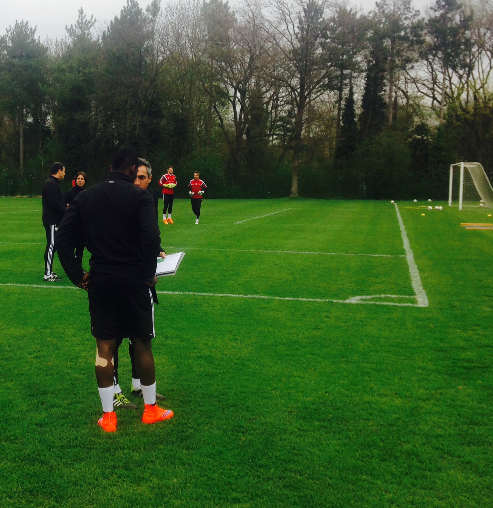 Paulo Sousa, Trainer des FC Basel, gibt Breel Embolo Anweiseungen.