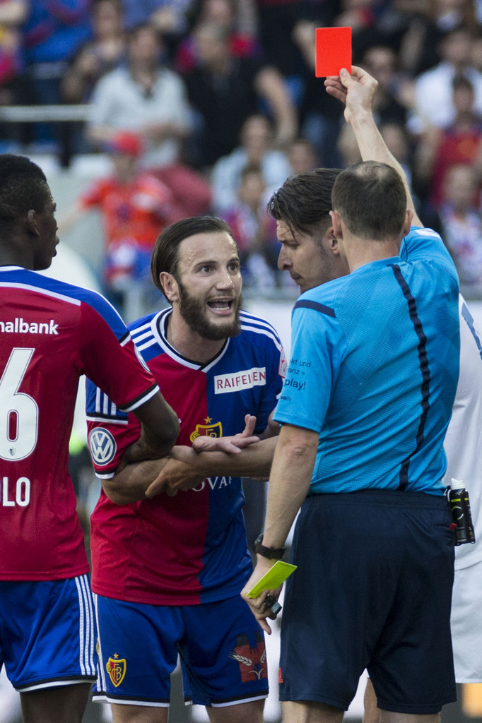 Der Basler Basler Shkelzen Gashi sieht die Rote Karte beim Fussball Meisterschaftsspiel der Super League zwischen dem FC Basel 1893 und dem FC Zuerich am Sonntag, 12. April 2015, im Stadion St. Jakob-Park in Basel. (KEYSTONE/Patrick Straub)