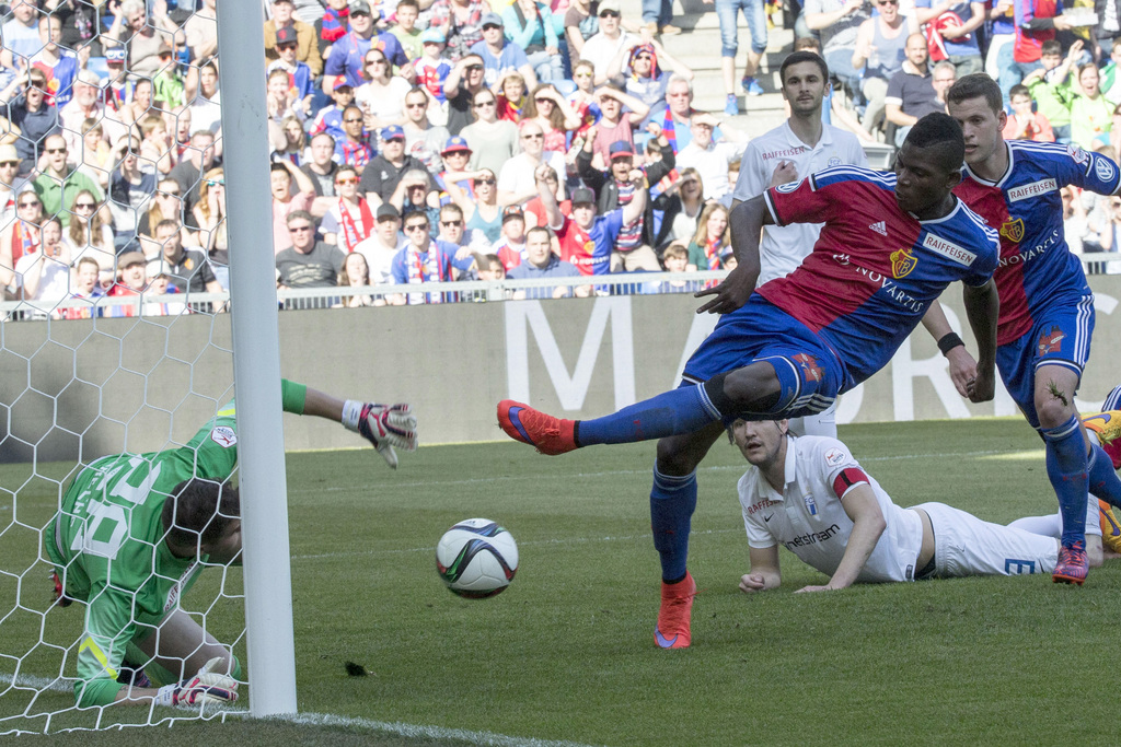 Der Basler Breel Embolo erzeilt das 2-0 gegen den Zuercher Torhueter Yanick Brecher, links, beim Fussball Meisterschaftsspiel der Super League zwischen dem FC Basel 1893 und dem FC Zuerich am Sonntag, 12. April 2015, im Stadion St. Jakob-Park in Basel. (KEYSTONE/Patrick Straub)