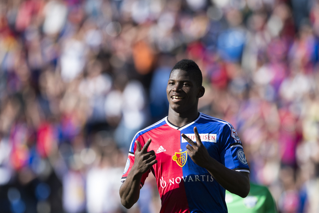 Der Basler Breel Embolo jubelt ueber sein zweites Tor zum 3:0 im Fussball Meisterschaftsspiel der Super League zwischen dem FC Basel und dem FC Zuerich im Stadion St. Jakob-Park in Basel, am Sonntag, 12. April 2015. (KEYSTONE/Georgios Kefalas)