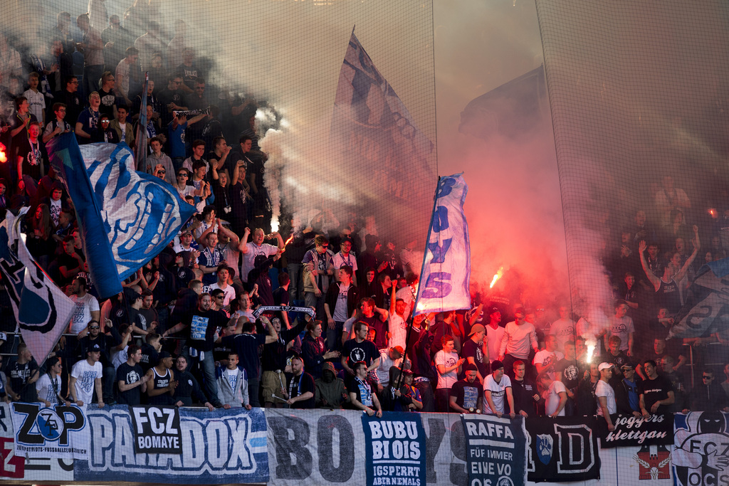 Die Zuercher Fans brennen Fackeln ab im Fussball Meisterschaftsspiel der Super League zwischen dem FC Basel und dem FC Zuerich im Stadion St. Jakob-Park in Basel, am Sonntag, 12. April 2015. (KEYSTONE/Georgios Kefalas)