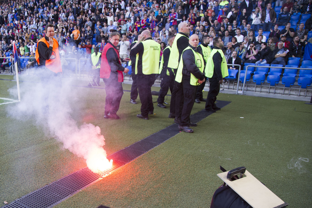 Eine von unzaehligen Fackeln, welche durch Zuercher Fans geworfen wurden, brennt auf dem Spielfeld, im Fussball Meisterschaftsspiel der Super League zwischen dem FC Basel 1893 und dem FC Zuerich am Sonntag, 12. April 2015, im Stadion St. Jakob-Park in Basel. (KEYSTONE/Patrick Straub)