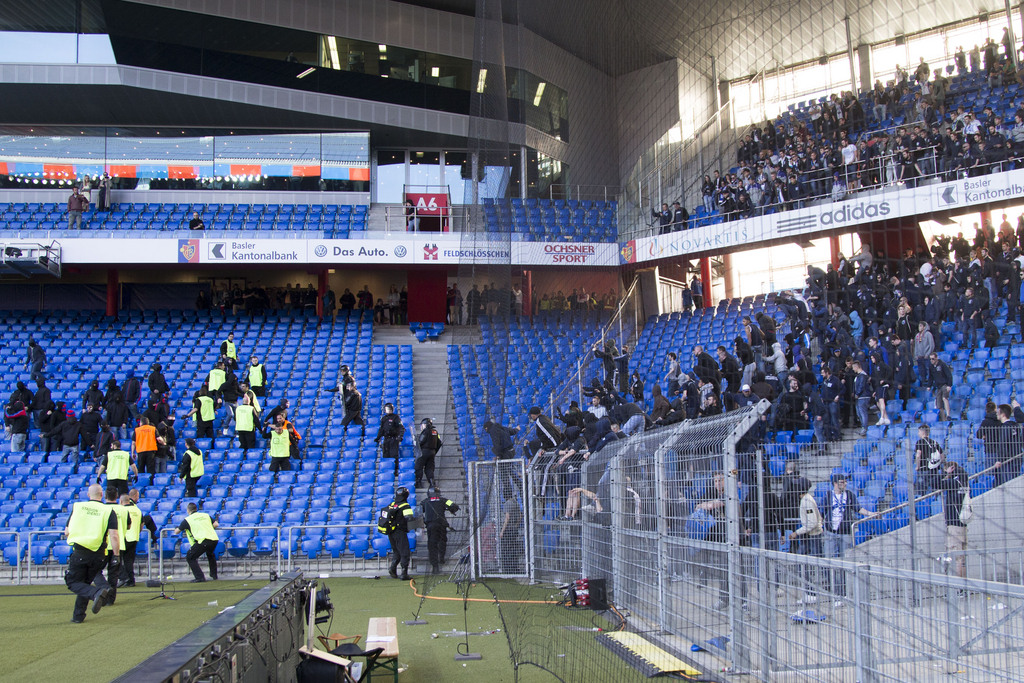 Scharmuetzel zwischen Basel und Zuerich Fans nach dem Fussball Meisterschaftsspiel der Super League zwischen dem FC Basel 1893 und dem FC Zuerich am Sonntag, 12. April 2015, im Stadion St. Jakob-Park in Basel. (KEYSTONE/Patrick Straub)