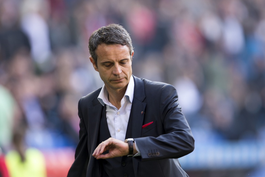 Der Basler Praesident Bernhard Heusler schaut nach dem Unterbruch des Spieles auf die Uhr im Fussball Meisterschaftsspiel der Super League zwischen dem FC Basel und dem FC Zuerich im Stadion St. Jakob-Park in Basel, am Sonntag, 12. April 2015. (KEYSTONE/Georgios Kefalas)