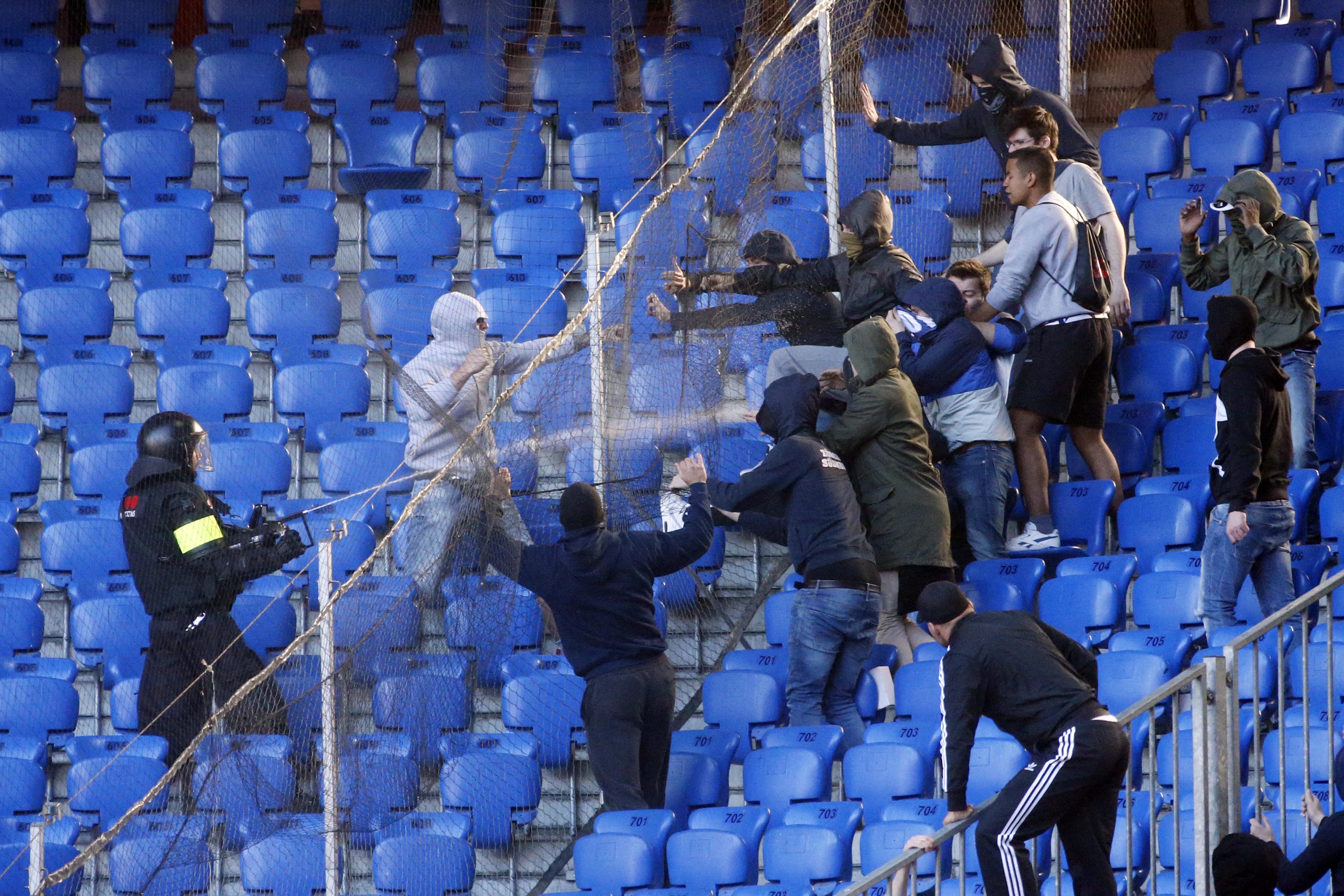 12.04. 2015; Zuerich; Fussball Super League - FC Basel - FC Zuerich; FCB Fan und ein Sicherheitsmitarbeiter mit Traenengasspritze gegen FCZ Fans nach dem Spiel (Andreas Meier/freshfocus)