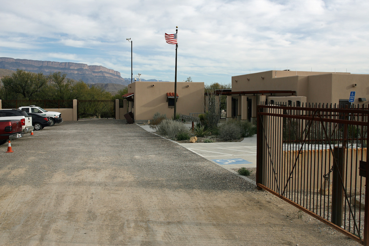 Nigelnagelneuer Grenzposten bei Boquillas. Ausreisen kann jeder. Wer einreisen will, wird elektronisch geprüft, via Skype und Scanner.