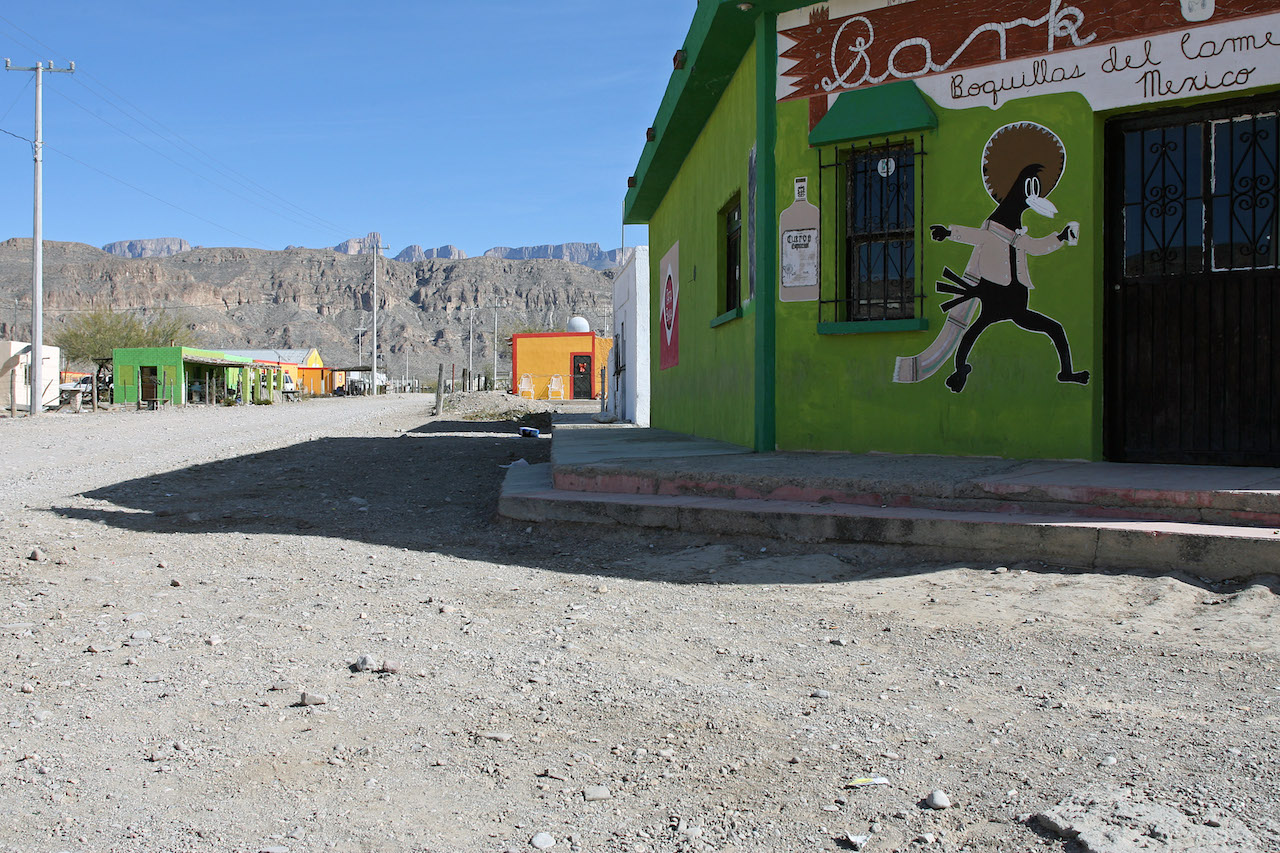Viva Boquillas! Darauf ein Bierchen, sobald die «Park Bar» öffnet. Im Hintergrund die Sierra del Carmen.