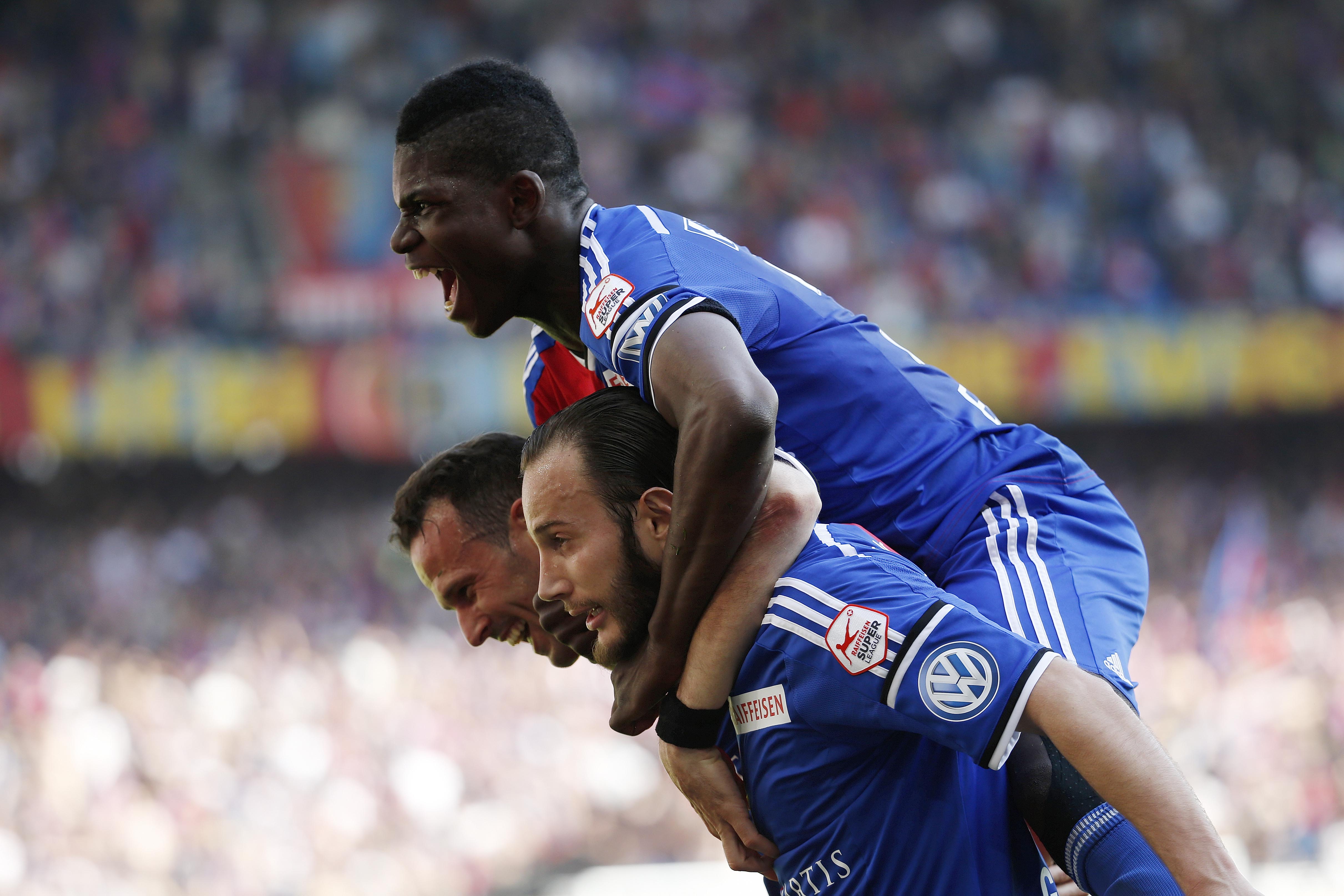 12.04. 2015; Zuerich; Fussball Super League - FC Basel - FC Zuerich; Marco Streller (Basel), Shkelzen Gashi und Breel Embolo (Basel) jubeln nach dem Tor zum 1:0 (Andreas Meier/freshfocus)