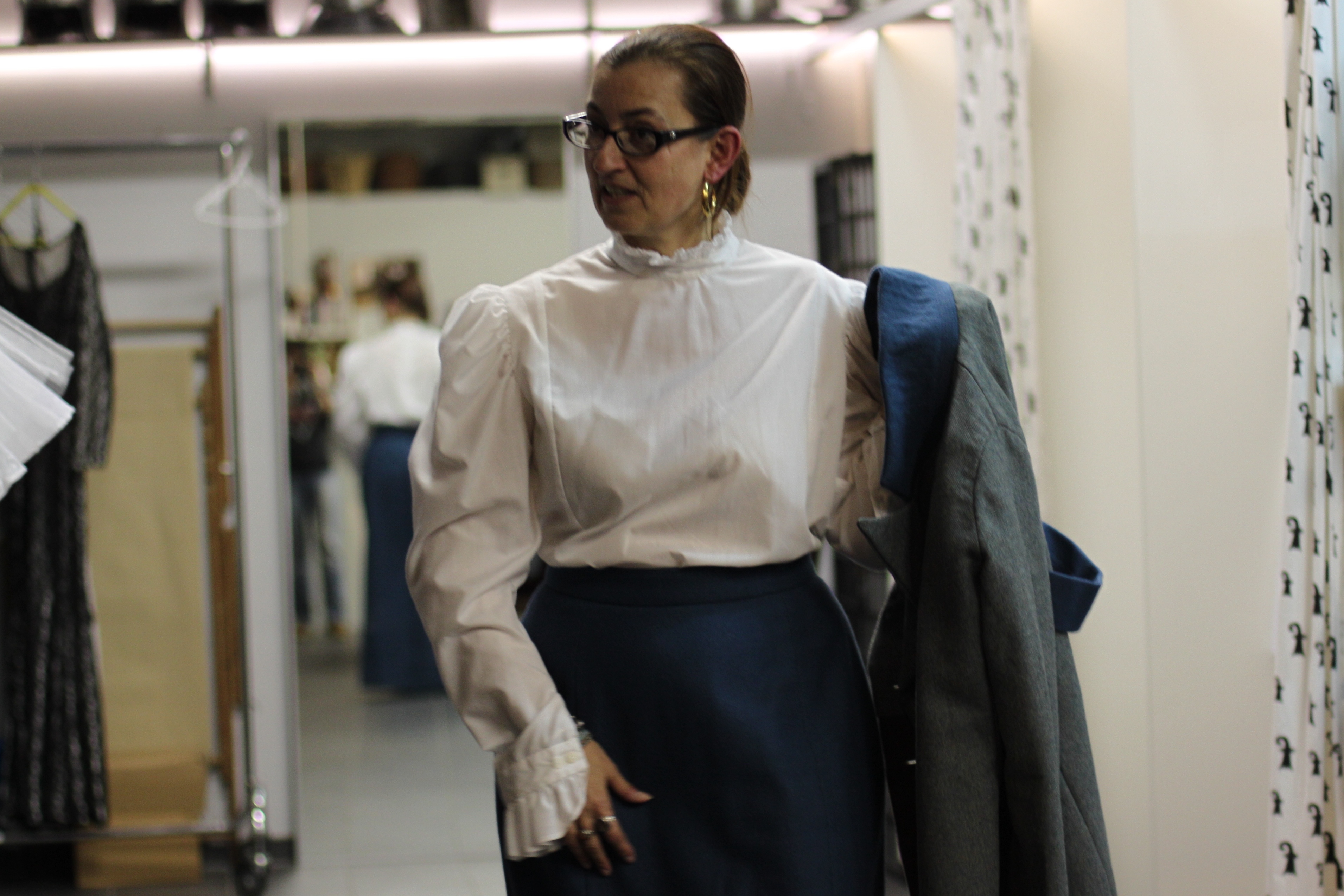 Knöchellanger Rock und weisse Bluse: ein Winter-Outfit der Belle Epoque.