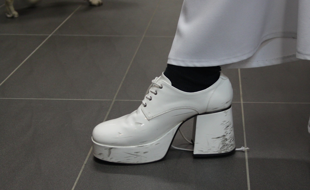 Darf beim 70er-Jahre-Look nicht fehlen: das passende Schuhwerk für den Herren.