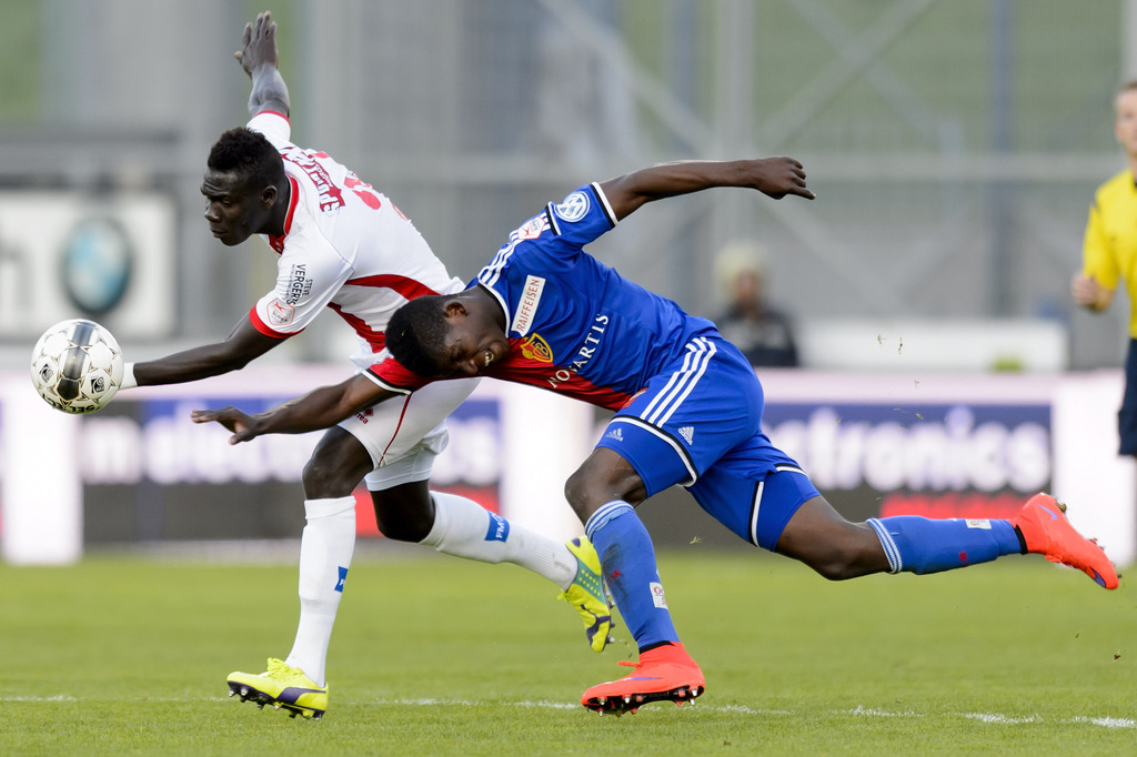 Le joueur valaisan Birama Ndoye, gauche, lutte pour le ballon avec le joueur balois Breel Embolo, droite, lors de la rencontre de football de Super League entre le FC Sion et le FC Bale 1893, ce samedi 18 avril 2015 au stade de Tourbillon a Sion. (KEYSTONE/Laurent Gillieron)