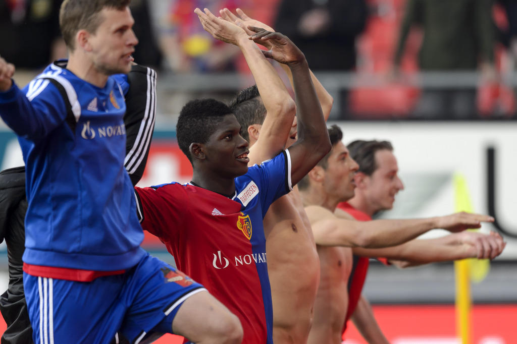Le joueur balois Breel Embolo, centre, salue les supporters avec ses coequipiers a la fin de la rencontre de football de Super League entre le FC Sion et le FC Bale 1893, ce samedi 18 avril 2015 au stade de Tourbillon a Sion. (KEYSTONE/Laurent Gillieron)