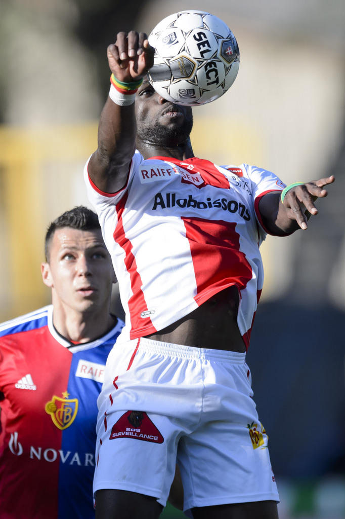 Le joueur balois Marek Suchy, gauche, lutte pour le ballon avec le joueur valaisan Moussa Konate, droite, lors de la rencontre de football de Super League entre le FC Sion et le FC Bale 1893, ce samedi 18 avril 2015 au stade de Tourbillon a Sion. (KEYSTONE/Laurent Gillieron)