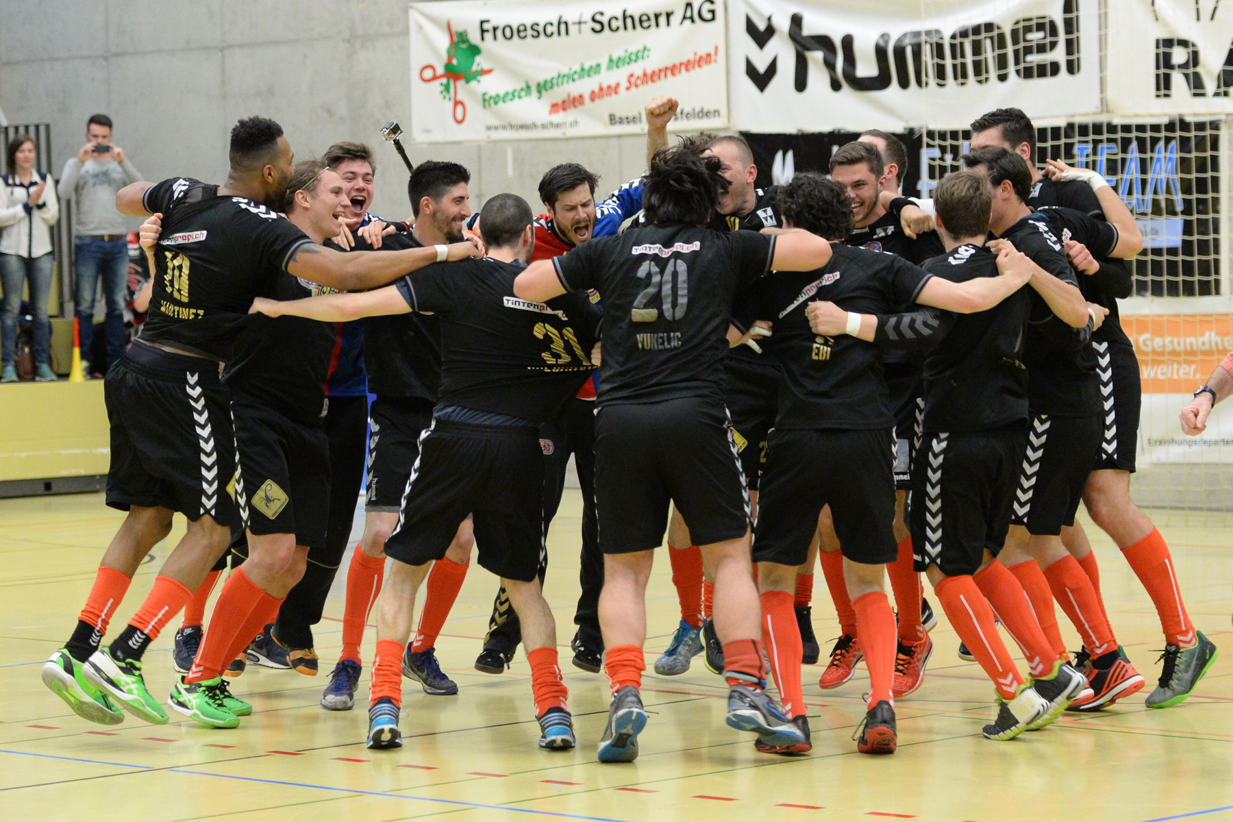 Und von seiner Mannschaft die ihn nach dem Schlusspfiff tanzend umringt.