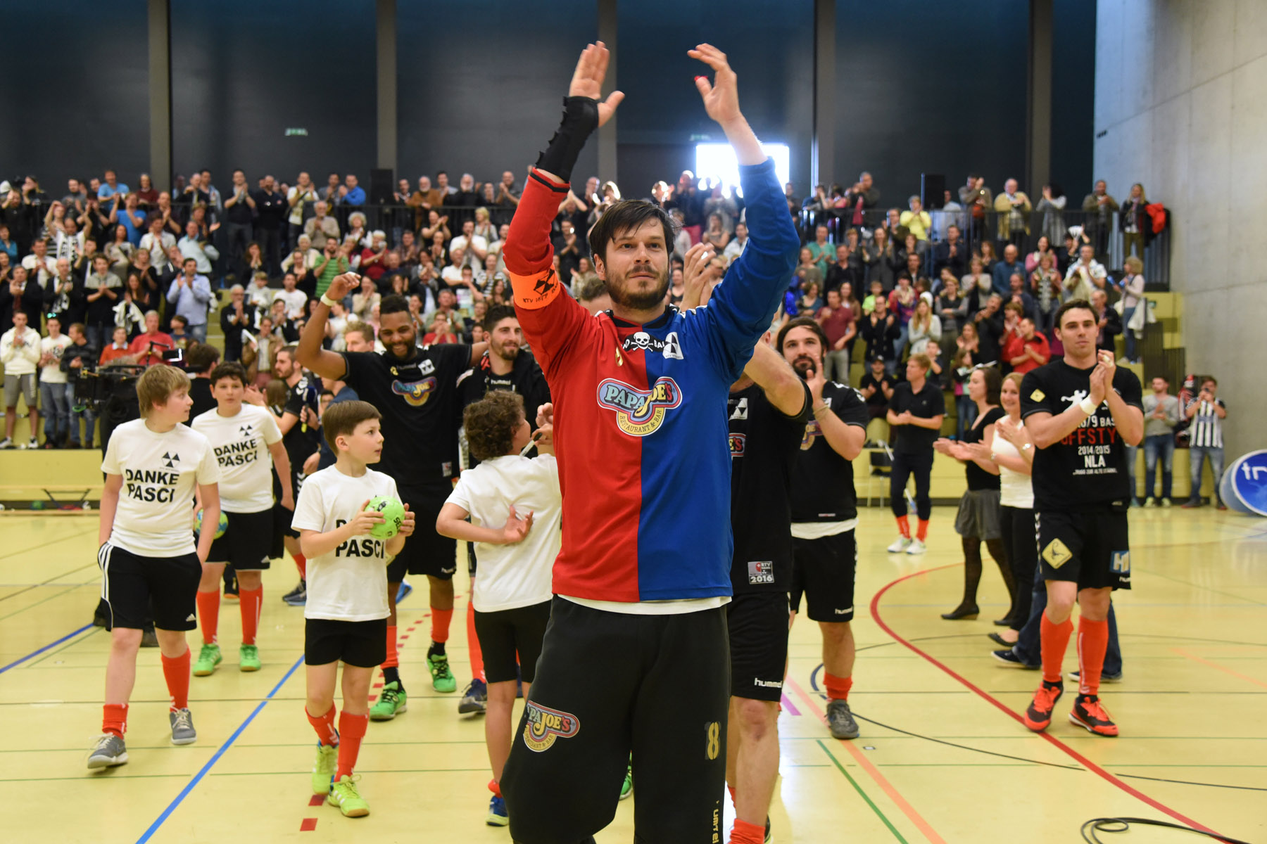 Das Publikum revanchiert sich bei Pascal Stauber mit einer Standing Ovation.