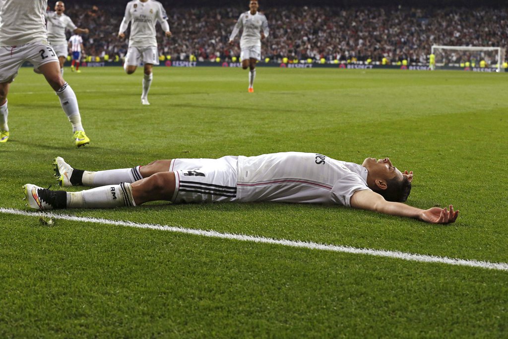 epa04716772 Real Madrid's Chicharito celebrates scoring the 1-0 winning goal during the UEFA Champions League quarter final second leg soccer match between Real Madrid and Atletico Madrid at Santiago Bernabeu stadium, in Madrid, Spain, 22 April 2015. EPA/KIKO HUESCA