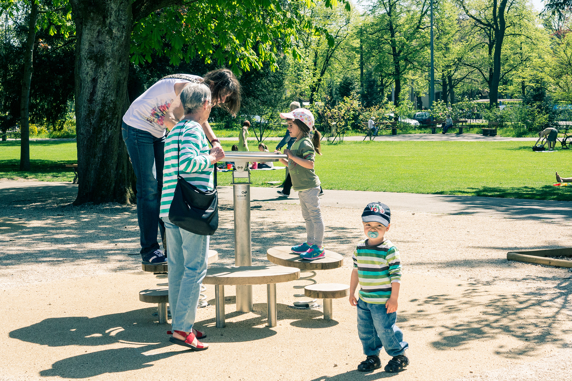 Noch etwas vorsichtig inspiziert das Grosi die neuen Spielgeräte im Schützenmattpark.
