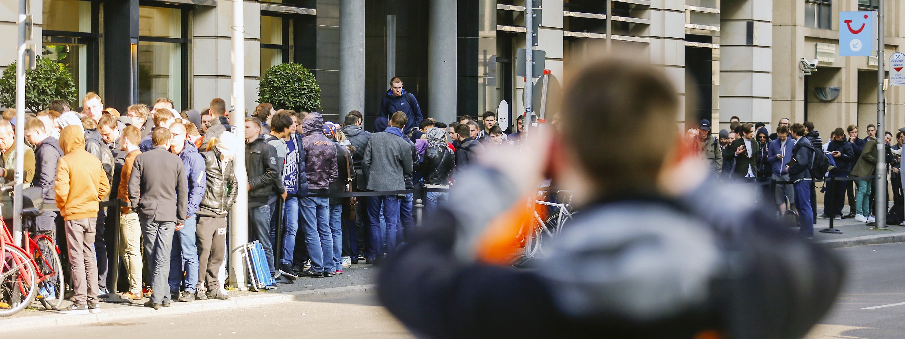 Customers queue up as they wait to buy the Apple Watch at a store in Berlin, Germany, April 24, 2015. The Apple Watch goes on sale around the world on Friday, the final stage of a protracted launch of Apple Inc Chief Executive Tim Cook's first new product, capping months of publicity and a frenetic two weeks of pre-orders. REUTERS/Hannibal Hanschke