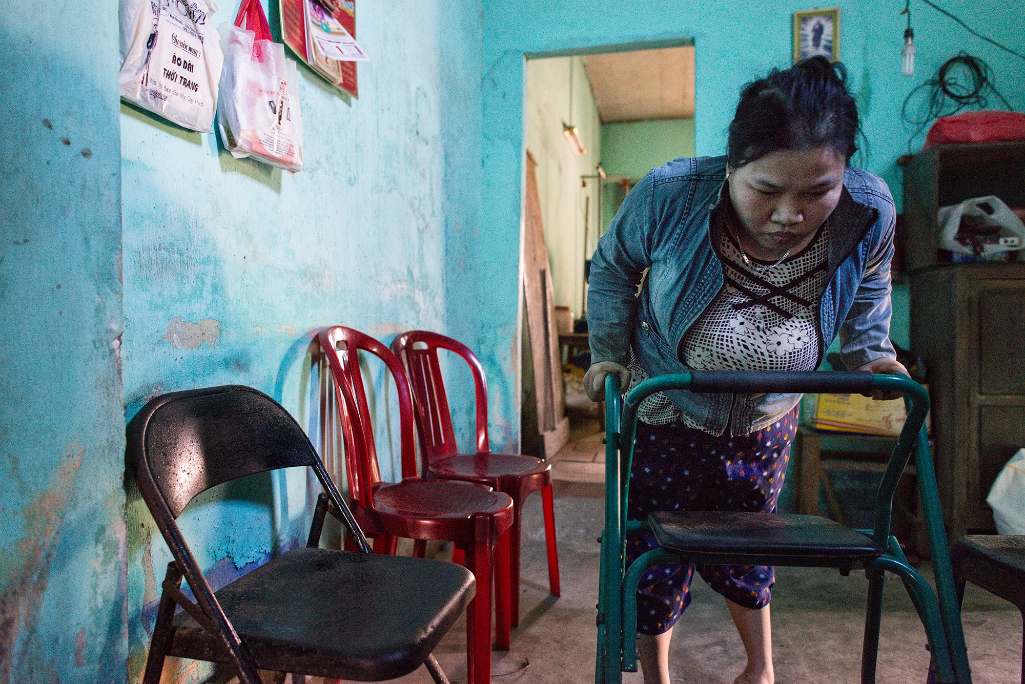 Agent-Orange-Opfer Tran Thi Ty Nga: Die 33-Jährige kann sich nur dank einem Rollator und der permanenten Hilfe ihrer Mutter etwas fortbewegen.
