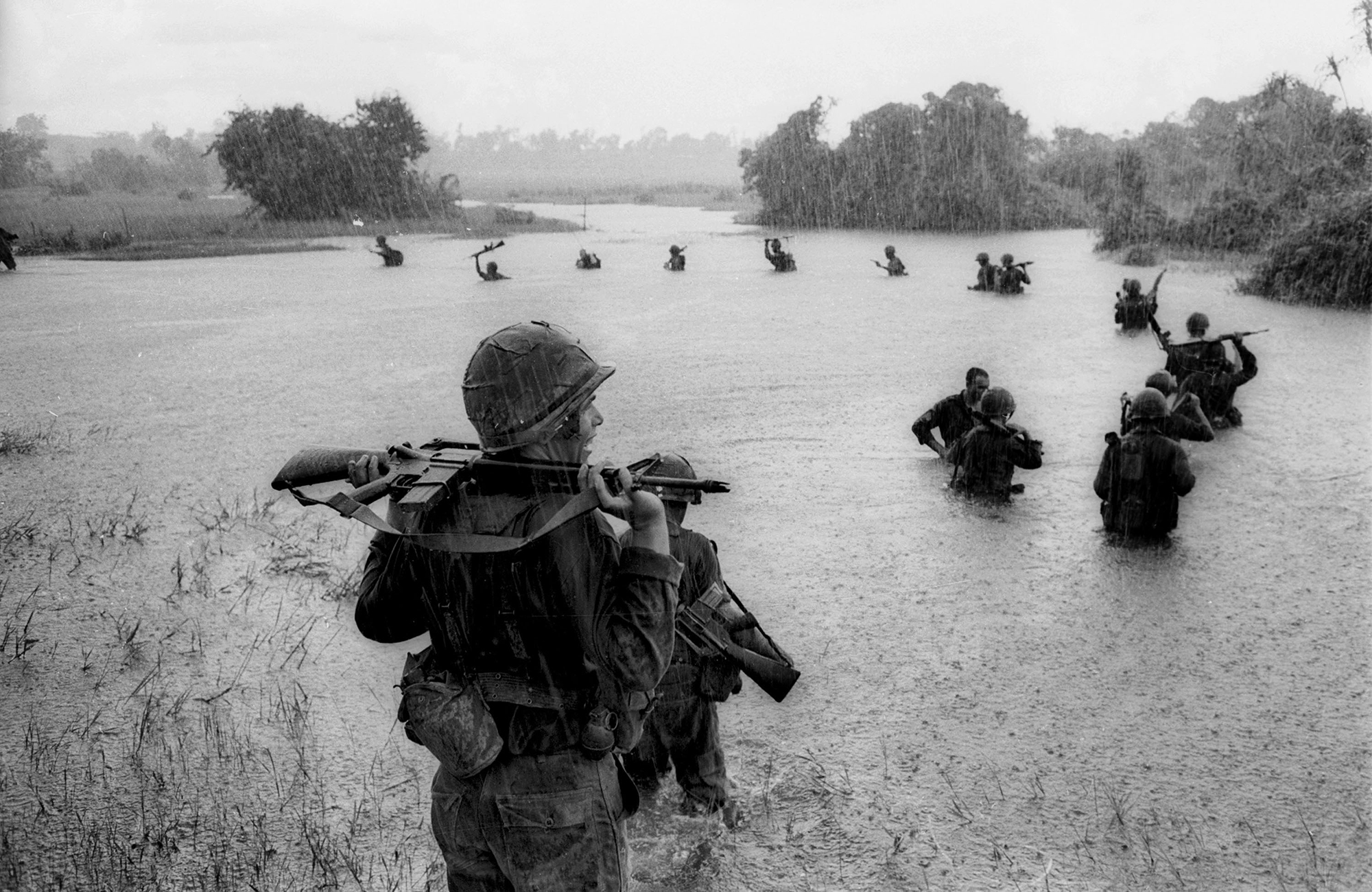 Fallschirmspringer der 173. Airborne Brigade im südvietnamesischen Ben Cat. Der Vietnamkrieg endete am 30. April 1975 mit dem Fall von Saigon (heute: Ho Chi Minh City).