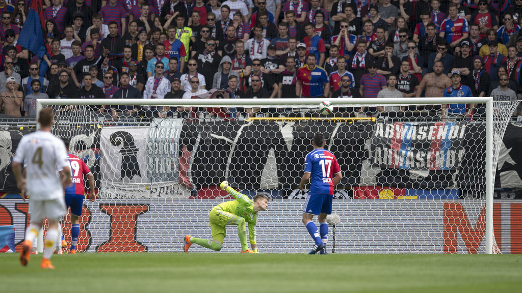 Der Ball landet zum zweiten Mal im Basler Tor im Fussball Meisterschaftsspiel der Super League zwischen dem FC Basel und dem FC Luzern im Stadion St. Jakob-Park in Basel, am Sonntag, 26. April 2015. (KEYSTONE/Georgios Kefalas)
