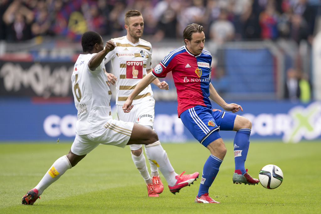Der Basler Luca Zuffi, rechts, in Aktion im Fussball Meisterschaftsspiel der Super League zwischen dem FC Basel und dem FC Luzern im Stadion St. Jakob-Park in Basel, am Sonntag, 26. April 2015. (KEYSTONE/Georgios Kefalas)