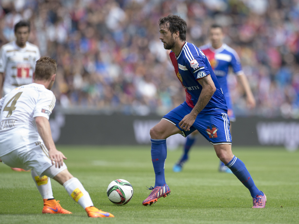 Der Basler Matias Emilio Delgado in Aktion im Fussball Meisterschaftsspiel der Super League zwischen dem FC Basel und dem FC Luzern im Stadion St. Jakob-Park in Basel, am Sonntag, 26. April 2015. (KEYSTONE/Georgios Kefalas)