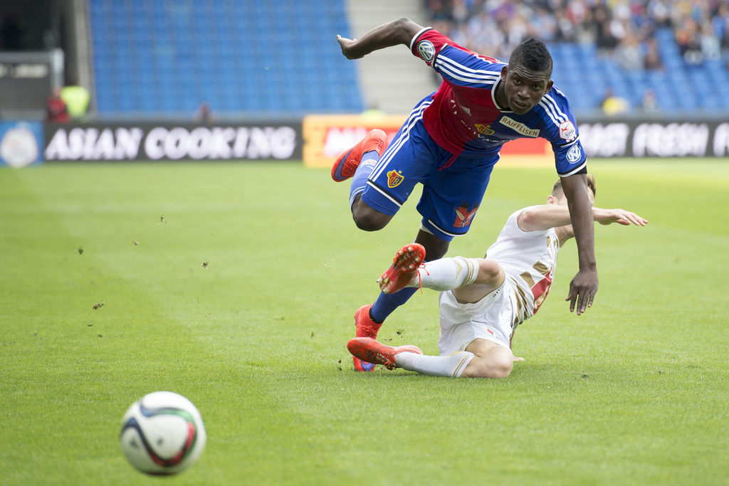 Der Luzerner Francois Affolter, unten, im Kampf um den Ball gegen den Basler Breel Embolo, oben, im Fussball Meisterschaftsspiel der Super League zwischen dem FC Basel und dem FC Luzern im Stadion St. Jakob-Park in Basel, am Sonntag, 26. April 2015. (KEYSTONE/Georgios Kefalas)