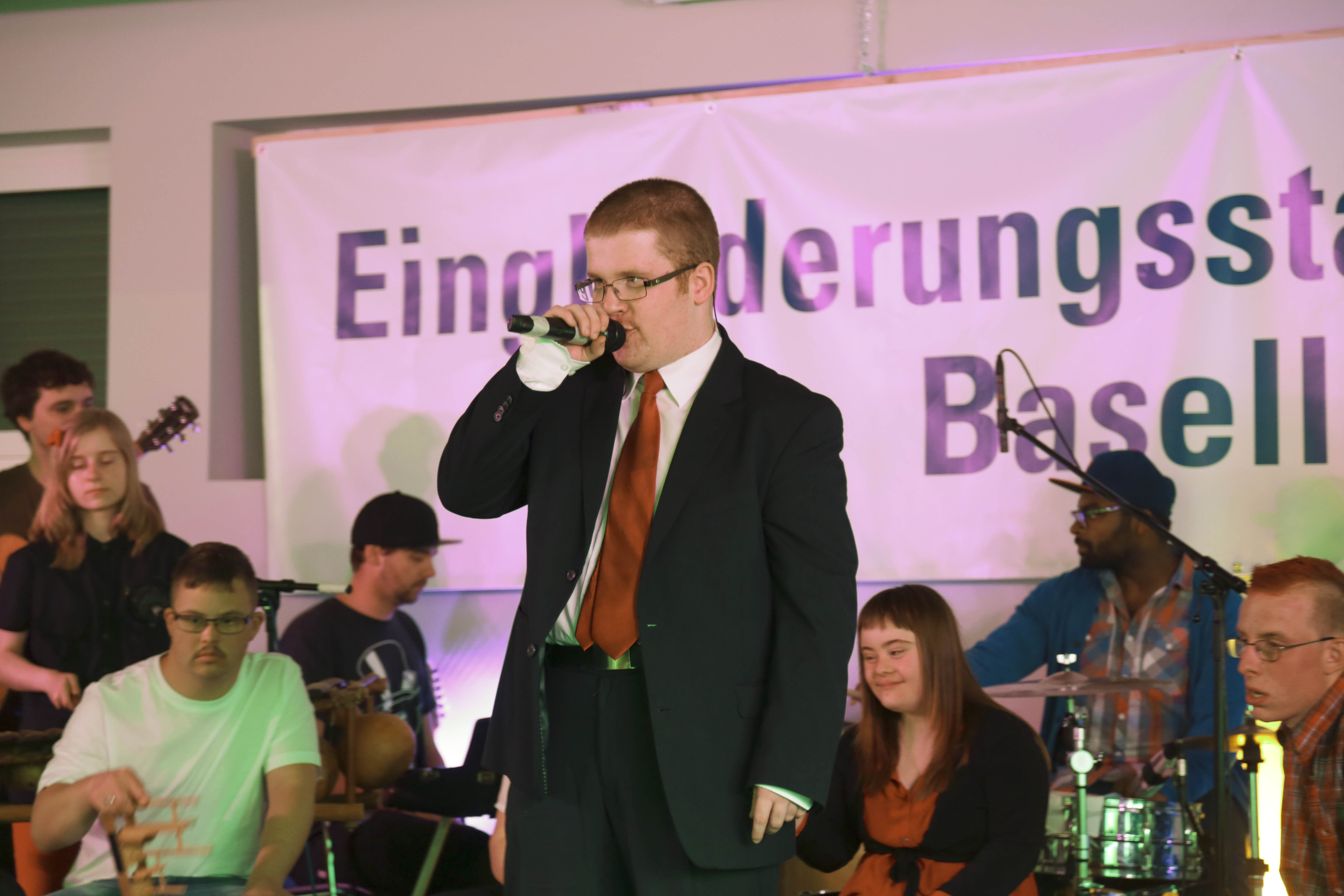 Ein Traum ist am Samstag wahr geworden: Simon – von der Eingliederungsstätte Baselland – singt ein Liebeslied.