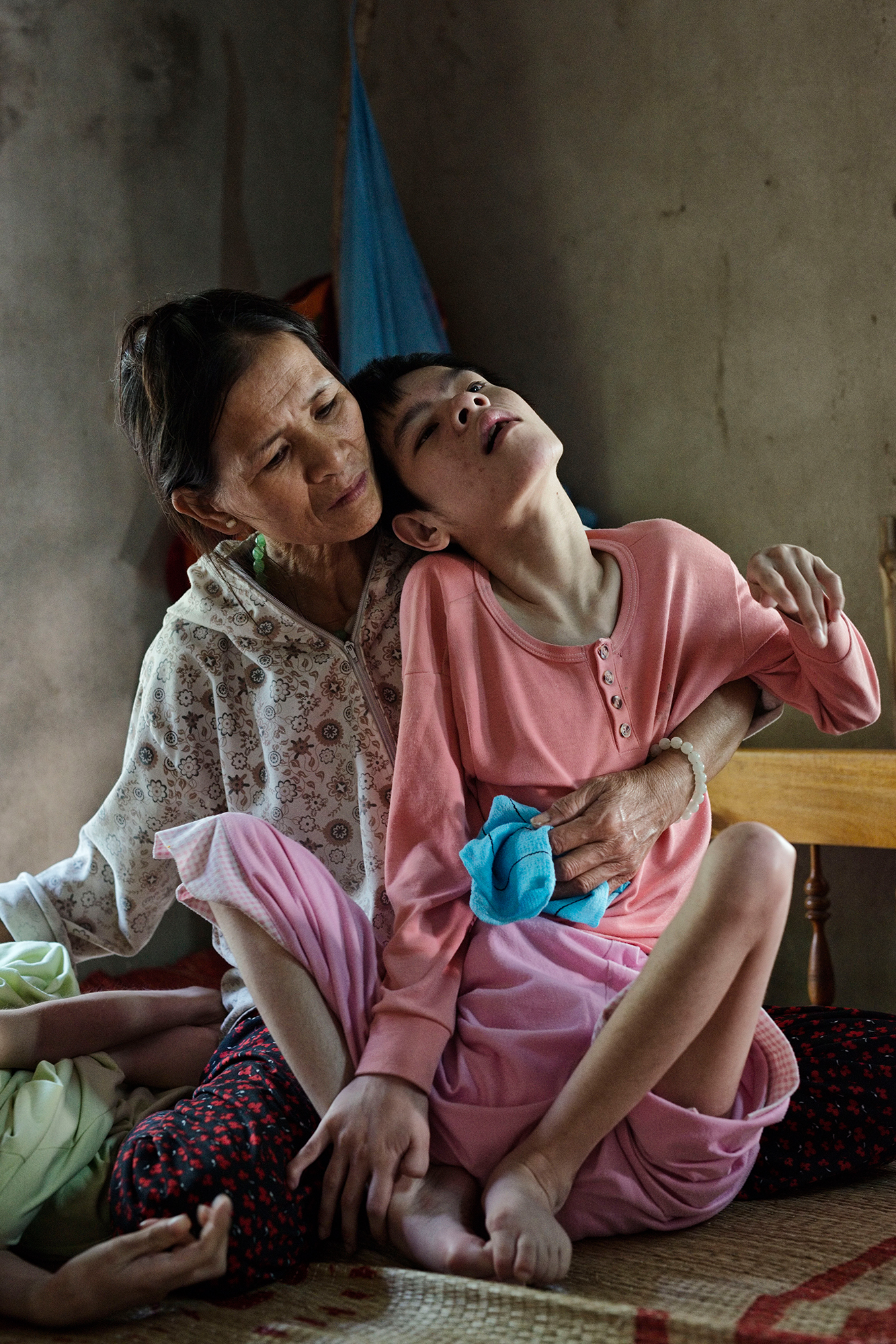 Opfer von Agent Orange: Nguyen Van Bongs Frau Tran Thi Gai (1964) mit Tochter Nguyen Thi Tutet.