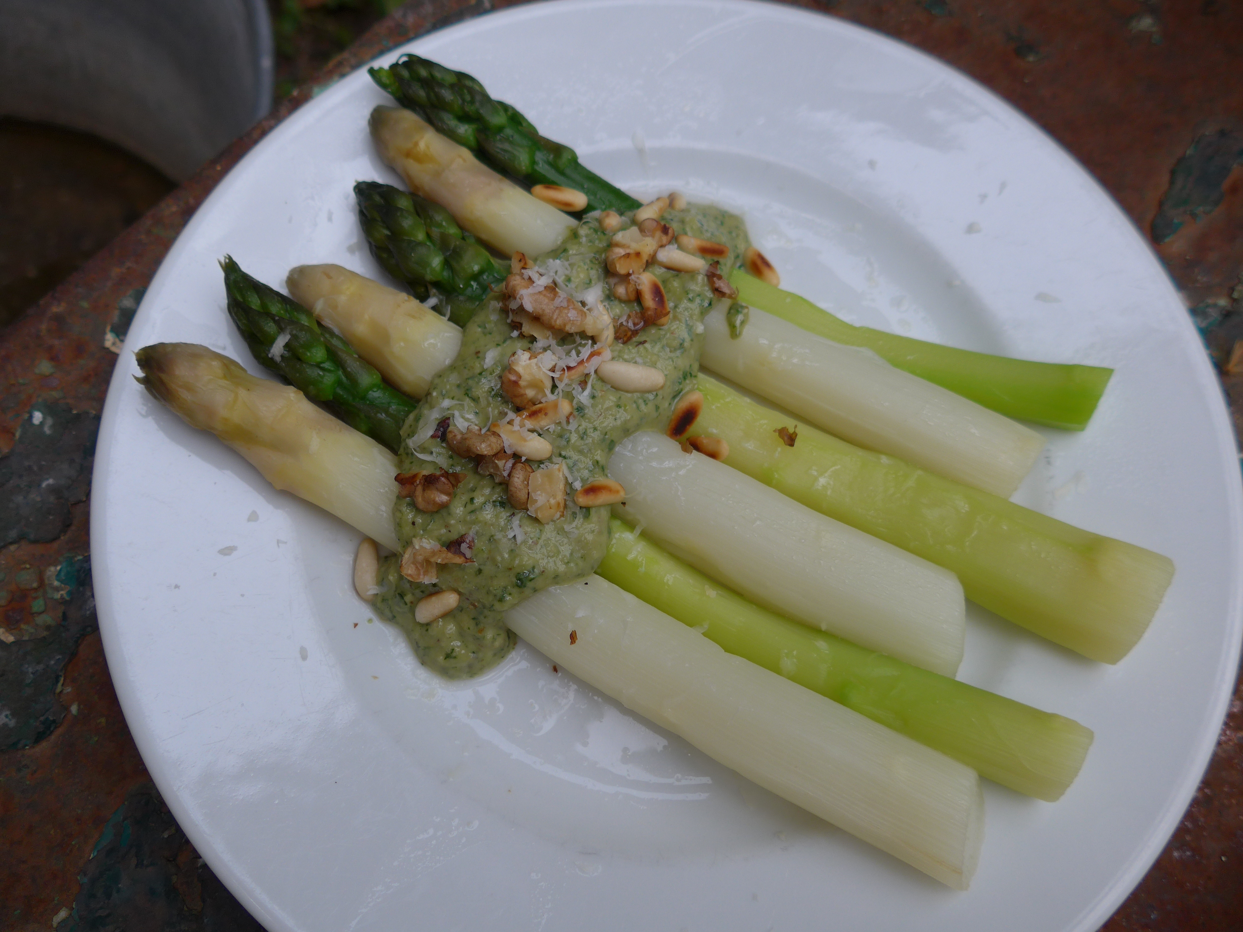 Spargeln mit Rucola-Pesto und Nüssen
