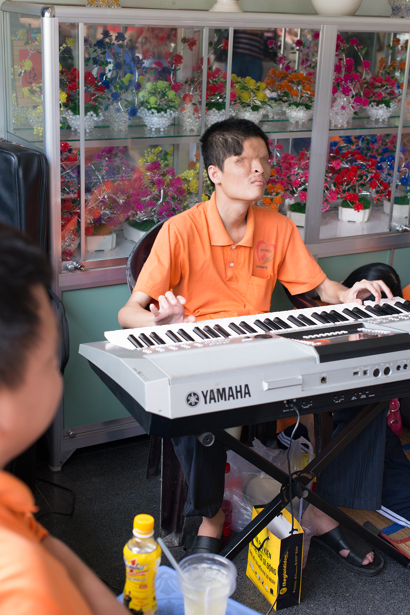 Ho-Chi-Minh-City: Im Kriegmuseum spielen behinderte Musiker auf – späte Opfer des Agent-Orange-Gifteinsatzes der Amerikaner.