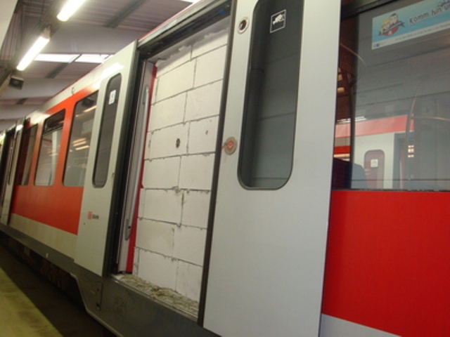 Die Polizei warnt vor Nachahmungstaten. Ein- oder mehrere Spassvögel mauerten diese Woche in Hamburg eine S-Bahn zu.