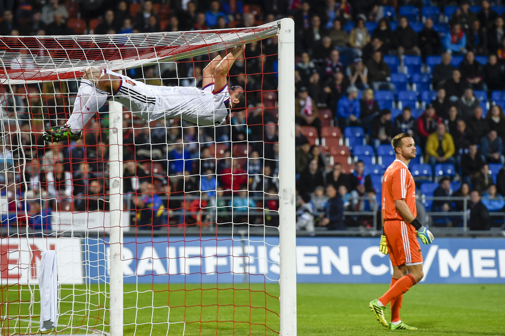 Philipp Degen von Basel reagiert nach einer verpassten Chance, links, mit Torhueter Peter Jehle von Vaduz, im Fussball Super League Spiel zwischen dem FC Vaduz und dem FC Basel, am Mittwoch, 29. April 2015, im Rheinpark Stadion in Vaduz. (KEYSTONE/Gian Ehrenzeller)