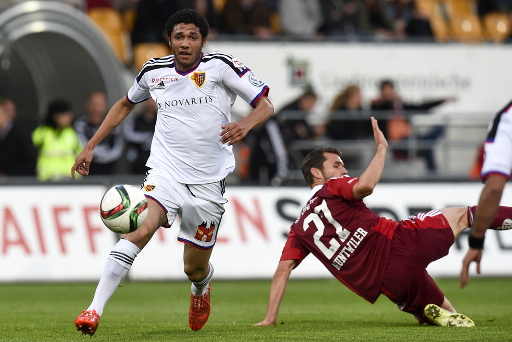 Philipp Muntwiler von Vaduz, rechts, gegen Mohamed Elneny von Basel, im Fussball Super League Spiel zwischen dem FC Vaduz und dem FC Basel, am Mittwoch, 29. April 2015, im Rheinpark Stadion in Vaduz. (KEYSTONE/Gian Ehrenzeller)