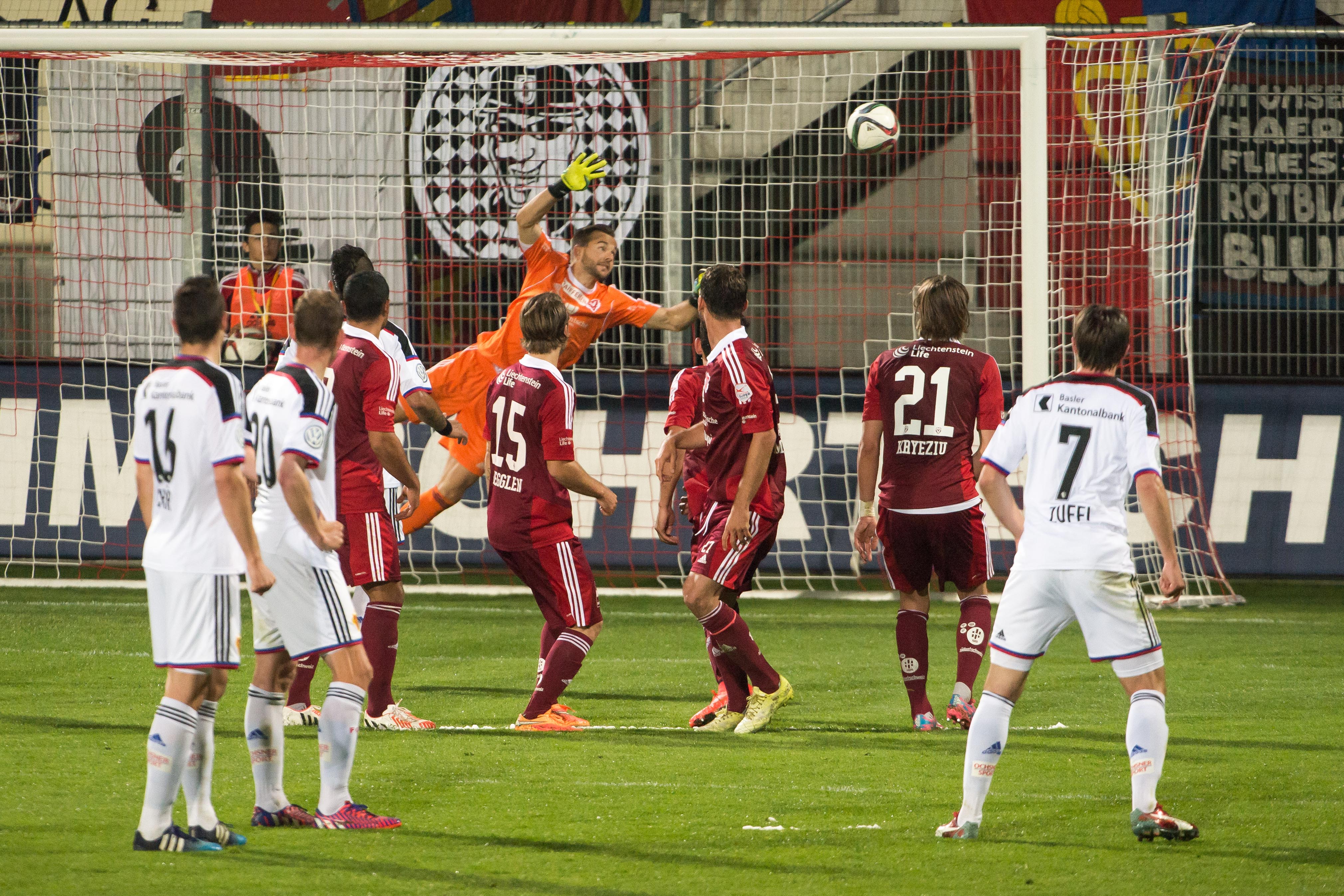 Vaduz, 29.04.2015, Fussball Super League, FC Vaduz - FC Basel, Luca Zuffi (FCB) bezwingt die Vaduzer Mauer und Peter Jehle zur 3:1 Fuehrung (Gonzalo Garcia/EQ Images)