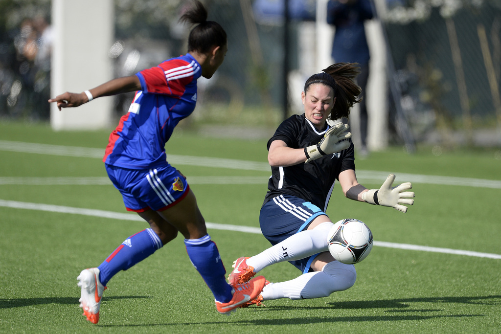Die Worber Torhueterin Johanna Bruegger, rechts, im Zweikampf gegen die Baslerin Eseosa Aigbogun, links, im Schweizer Cup-Halbfinal der Frauen zwischen dem FC Basel und den Femina Kickers Worb auf dem Kunstrasenfeld des Nachwuchs-Campus in Basel am Sonntag, 13. April 2014. (KEYSTONE/Georgios Kefalas)