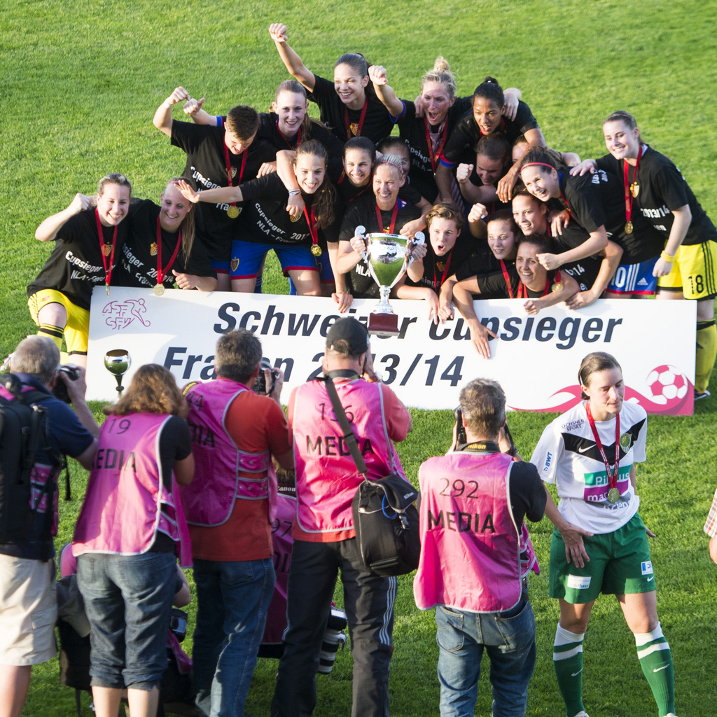 Die Frauen des FC Basel feiern den Titelgewinn nach dem Frauen Fussball Schweizer Cup Finalspiel zwischen Kriens und Basel am Samstag, 7. Juni 2014, in Wohlen AG. (KEYSTONE/Sigi Tischler)
