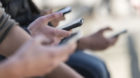 Jugendliche bedienen ihre Smartphones (Archiv)